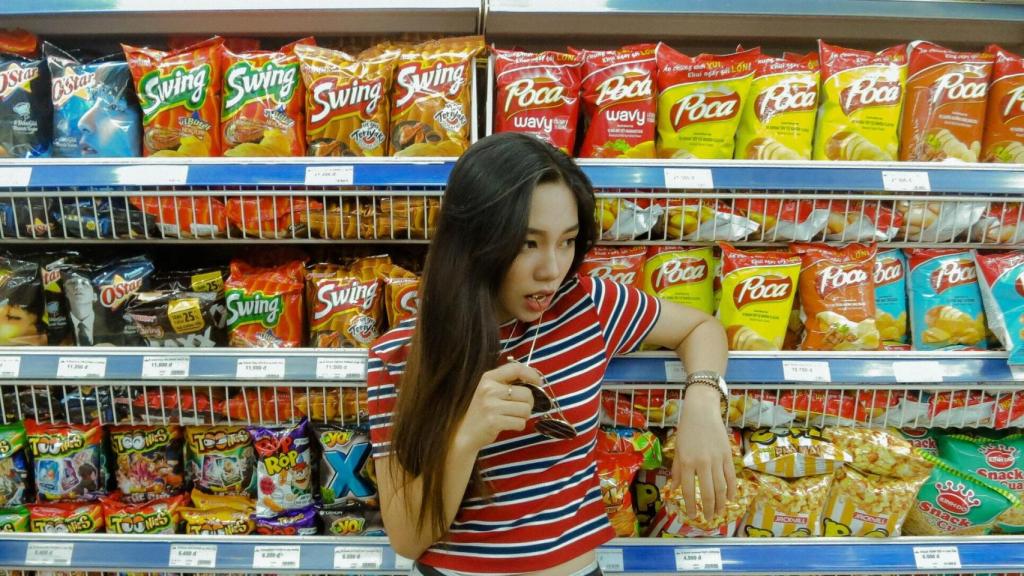 Una mujer con bolsas de snack.