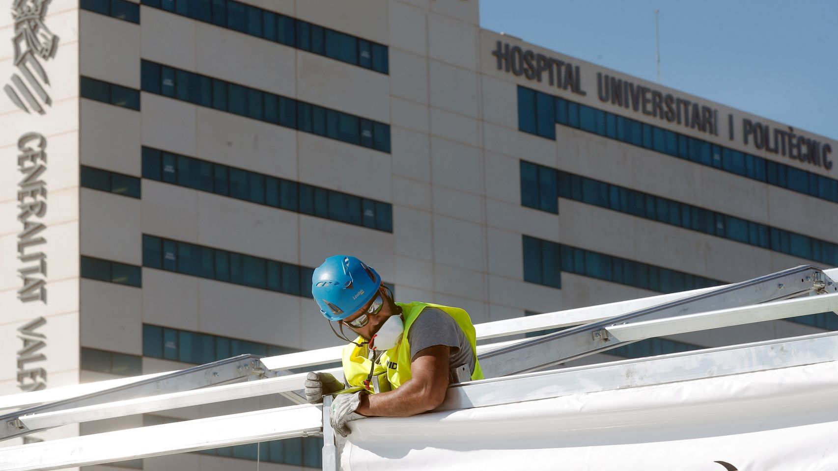 Montaje del hospital de campaña junto a La Fe de Valencia