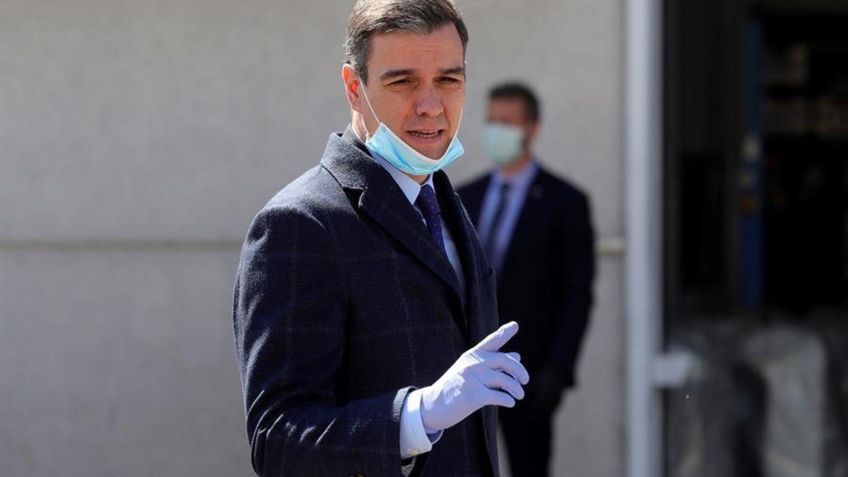 Pedro Sánchez, en la empresa de Móstoles que fabrica respiradores.