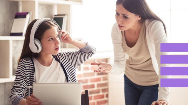 Una madre junto a su hija adolescente.