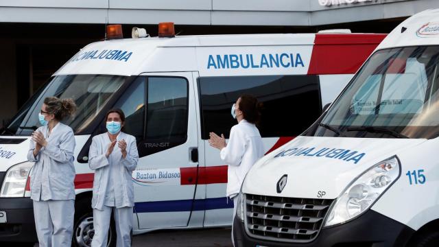Sanitarios durante el aplauso de cada día a las ocho de la tarde.