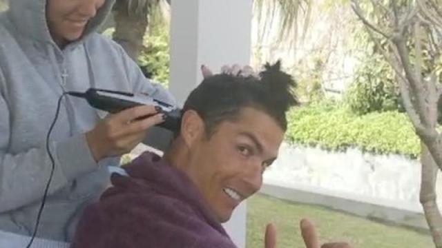 Cristiano se cambia el look en plena cuarentena y deja a Georgina que le corte el pelo con una maquinilla