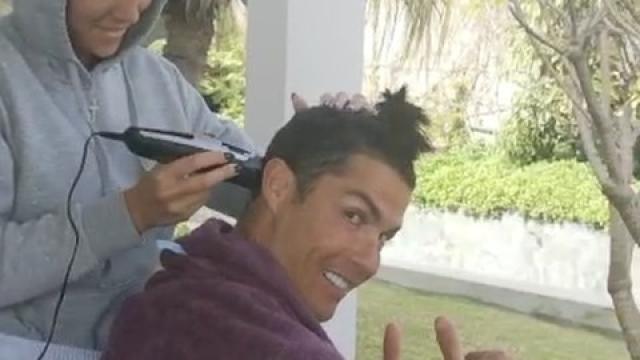 Cristiano se cambia el look en plena cuarentena y deja a Georgina que le corte el pelo con una maquinilla
