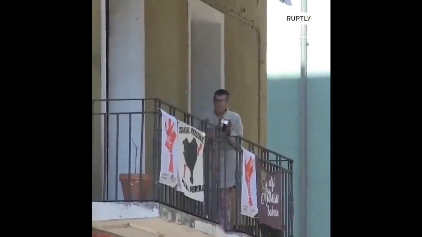 Un vecino de Pamplona participando en la cacerolada contra los militares, ayer.