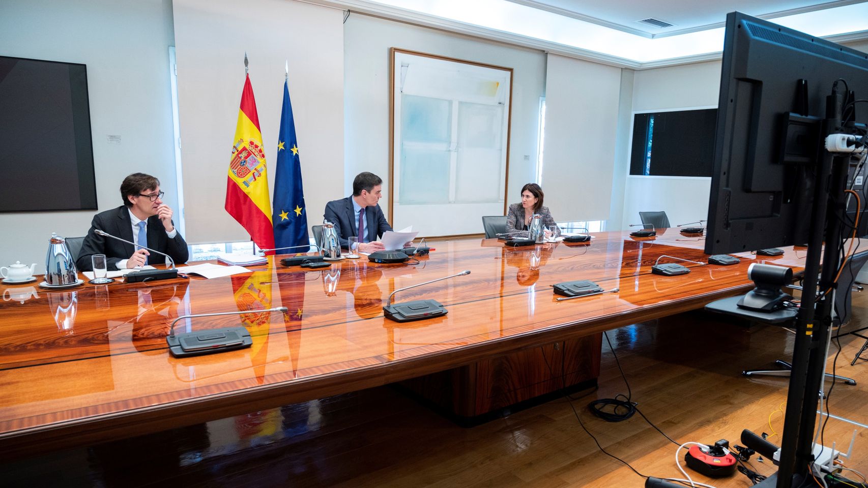 Pedro Sánchez, Salvador Illa, y María José Sierra, del Centro de Coordinación de Alertas y Emergencias Sanitarias.