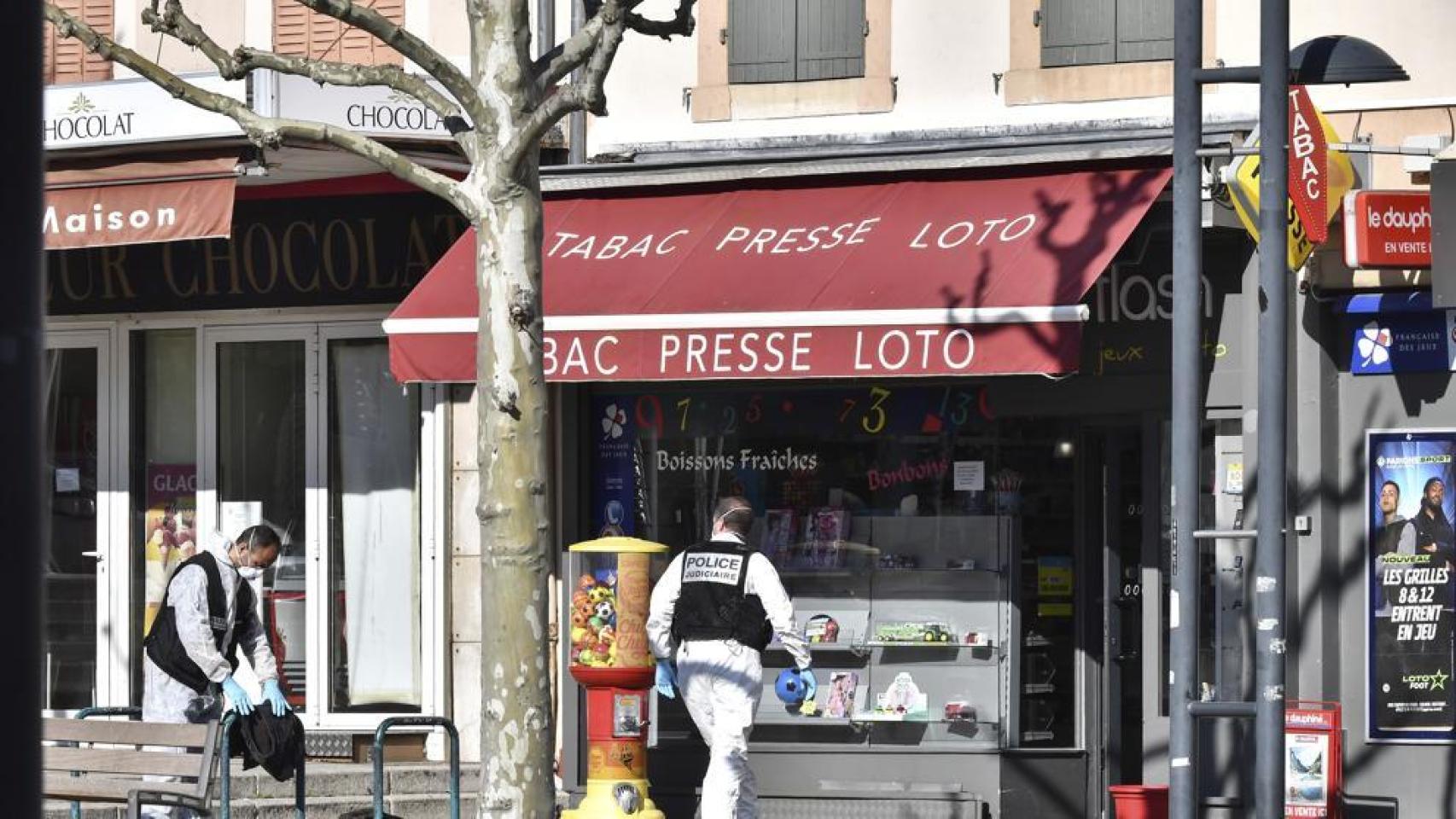La policía cientifica recoge pruebas frente a uno de los comercios atacados, en Romans-sur-Isère.