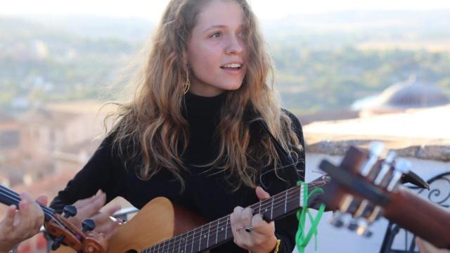 Sara Sístole, la artista coruñesa que convierte la cuarentena en una fábrica de música