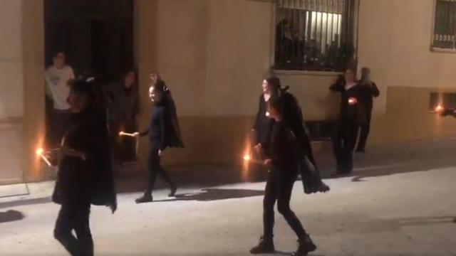 Nueve mujeres desfilando por Semana Santa este viernes en Porcuna, Jaén.