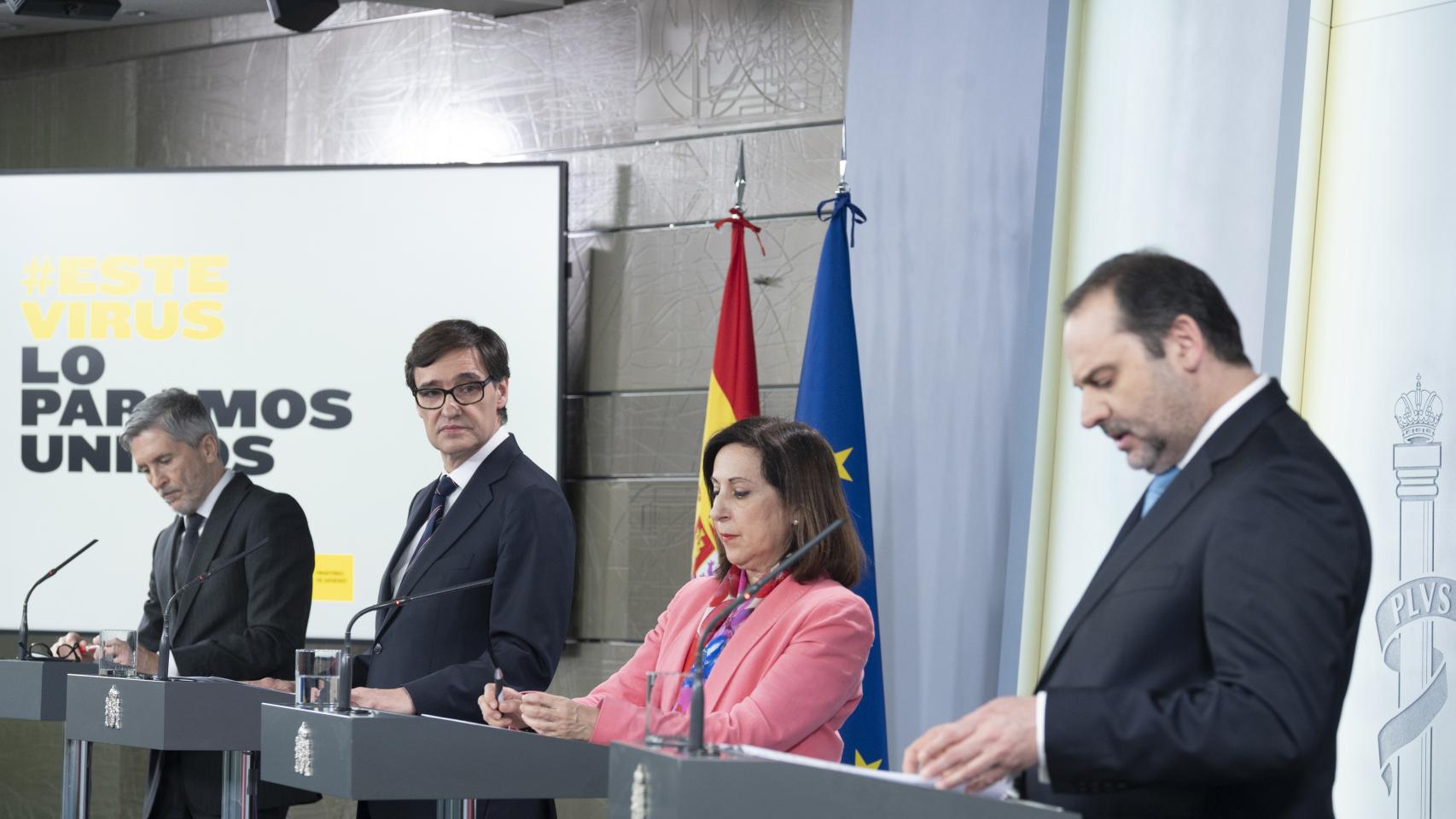 Los ministros de Interior, Fernando Grande-Marlaska (izda), Transportes, José Luis Ábalos (dcha), Defensa, Margarita Robles, y Sanidad, Salvador Illa.