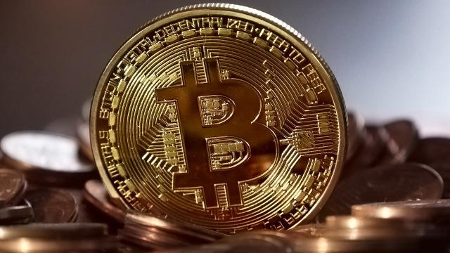 Una moneda física referencial sobre bitcoin.