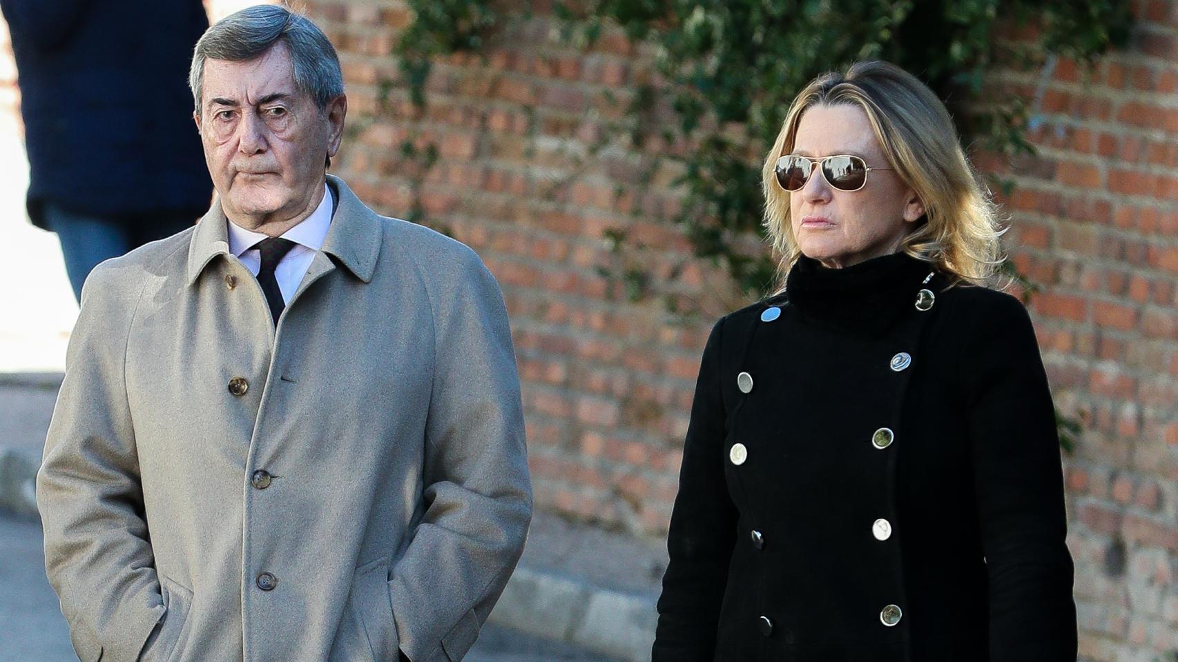 Alfonso Cortina y Myriam Lapique en el funeral de la infanta Pilar de Borbón el pasado mes de diciembre.