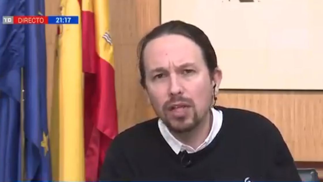 Pablo Iglesias, entrevistado en TVE desde su despacho en el Ministerio.
