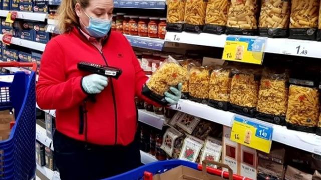 Carrefour multiplica por 15 sus pedidos 'online' y lanza un kit de alimentos básicos