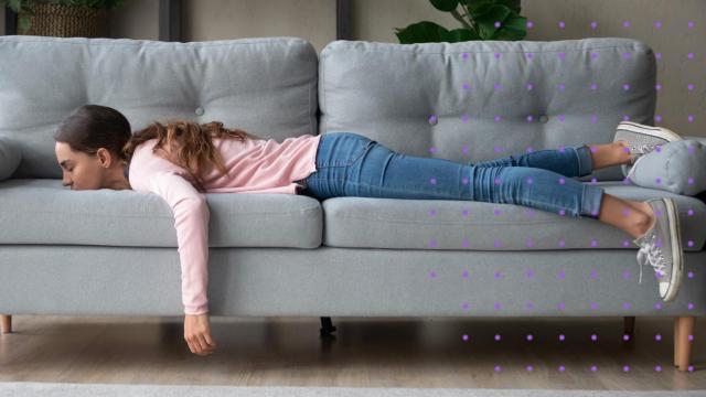 Una mujer tumbada en el sofá.