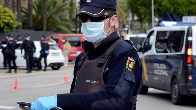 Agente de la Policía Nacional en funciones de vigilancia durante la pandemia./