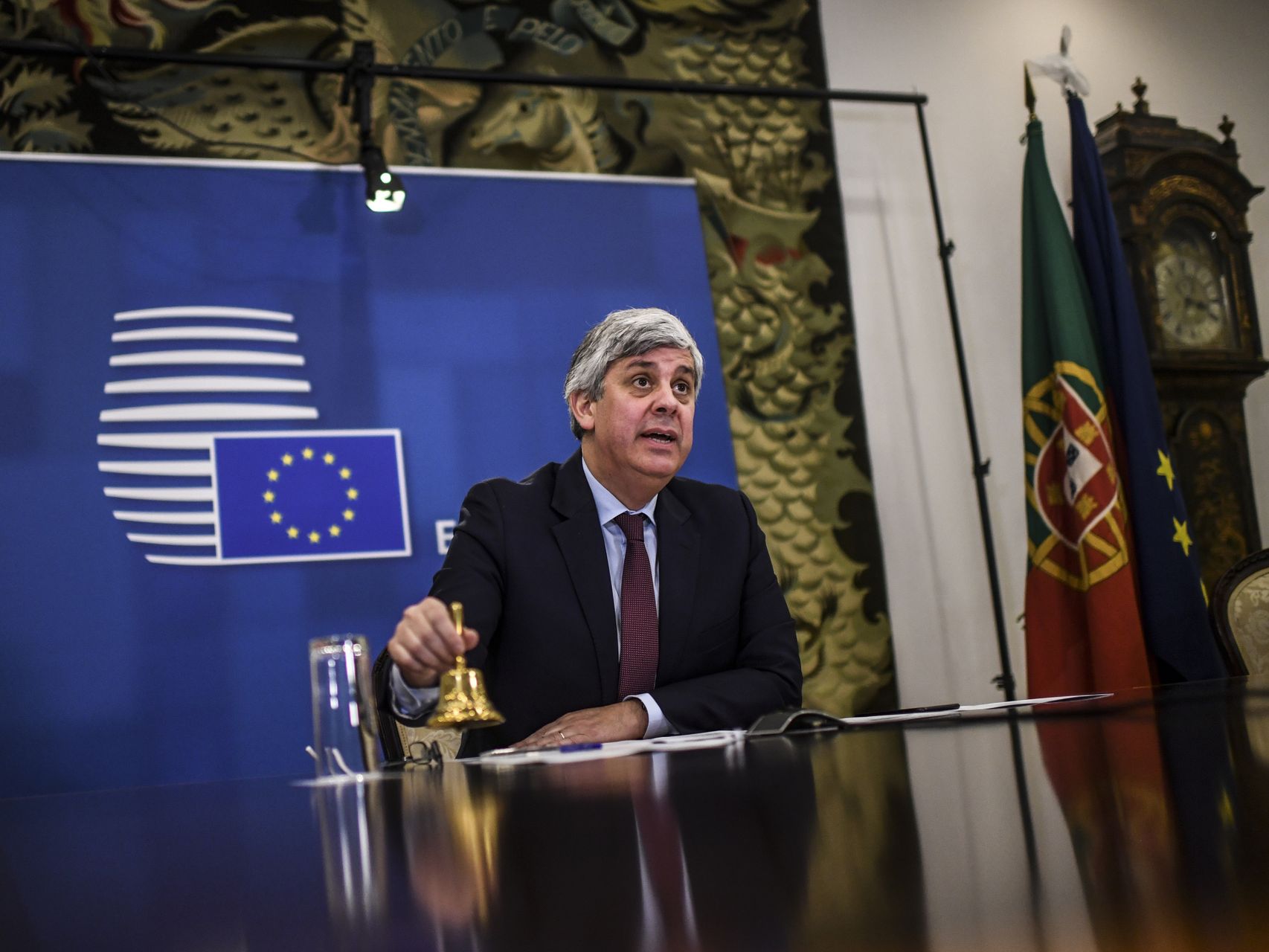 El presidente del Eurogrupo, Mário Centeno, hace sonar la campana durante una reunión virtual
