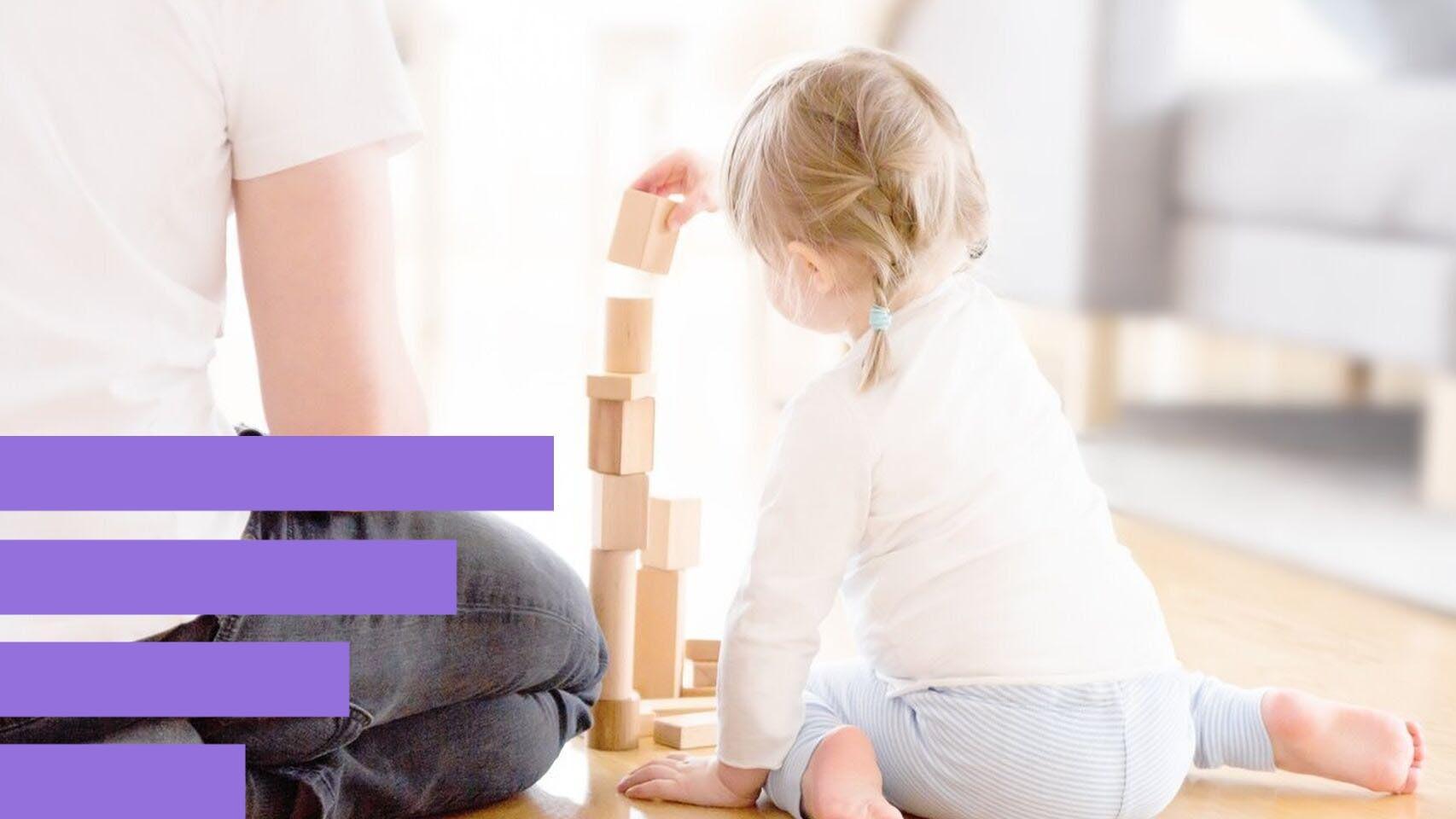 Una niña jugando en casa.