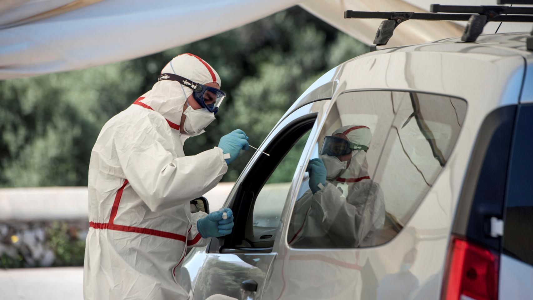 Un sanitario realiza test rápidos en un control en Menorca.