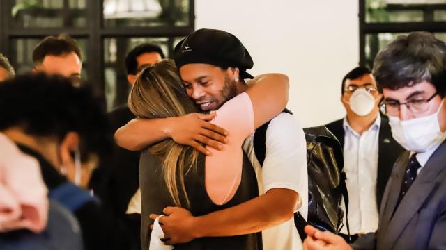 Ronaldinho, junto a una amiga