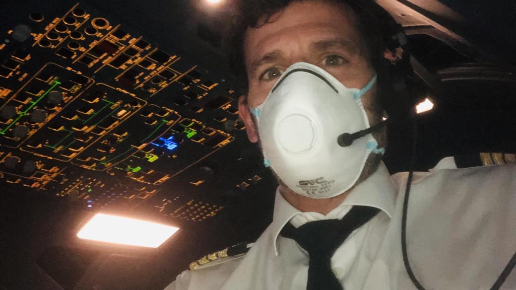 Juan Velarde, durante el vuelo a Miami