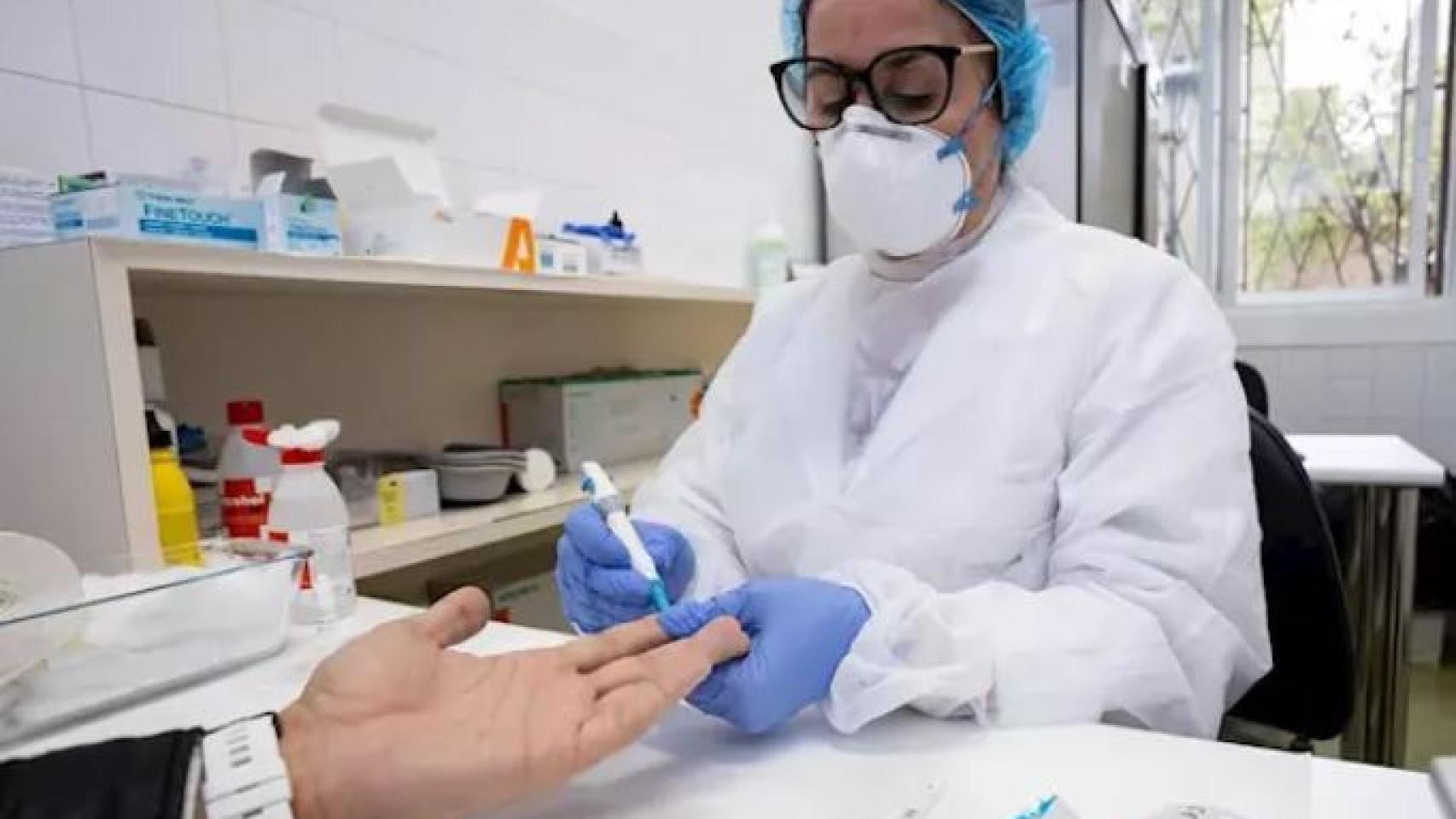 Realización de un test rápido de coronavirus.
