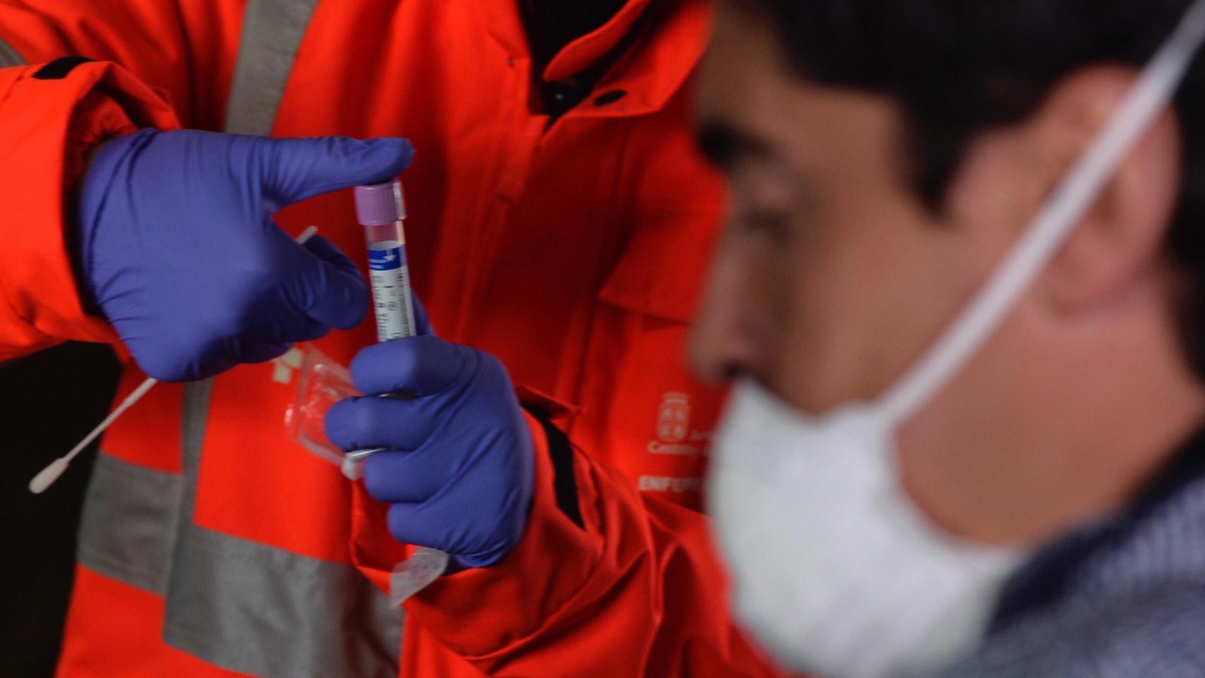 Un sanitario realiza una prueba este lunes en el Hospital Universitario Río Hortega de Valladolid.