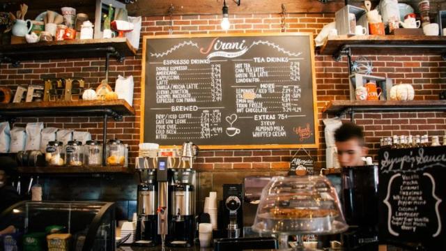 Un camarero en un bar