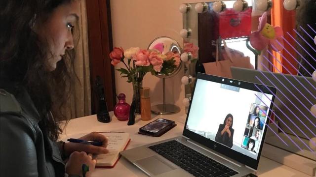 Una de las mujeres gitanas que ha realizado una videoconferencia con la reina Letizia.