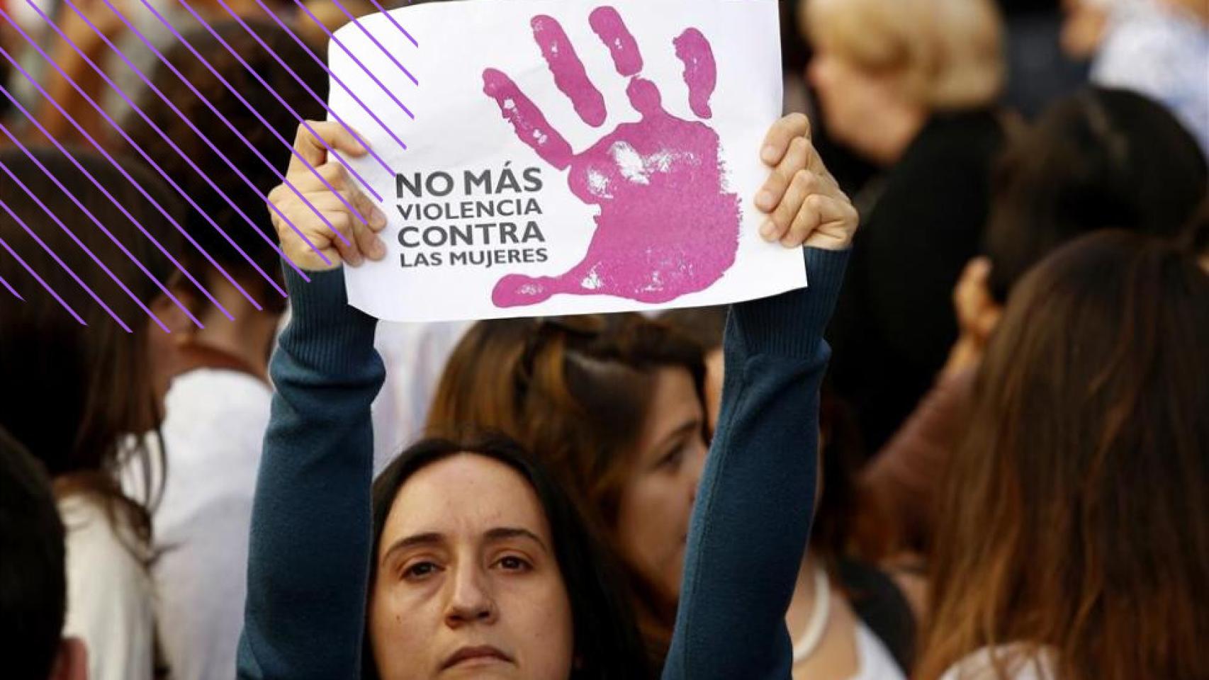 Una mujer sujetando un cartel en una manifestación contra la violencia machista.
