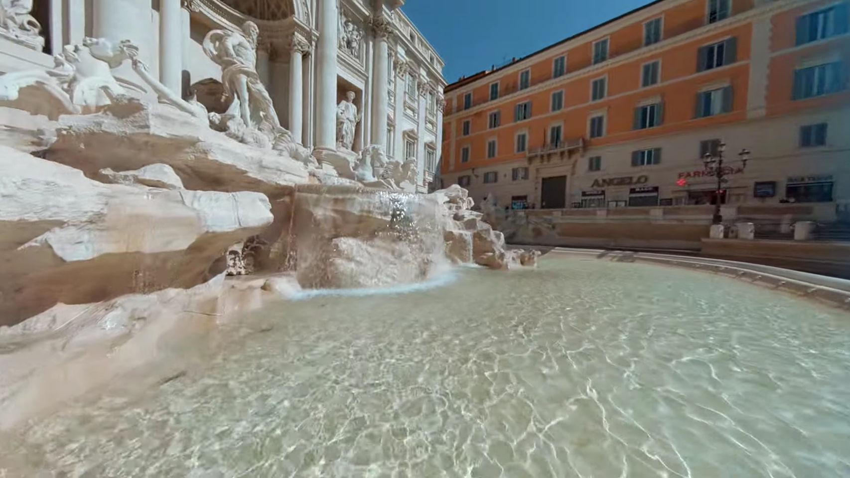 Dron sobrevolando la Fontana di Trevi.