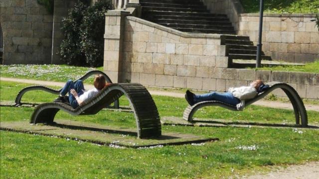 Personas tomando el sol en el parque de Santa Margarita durante el estado de alarma