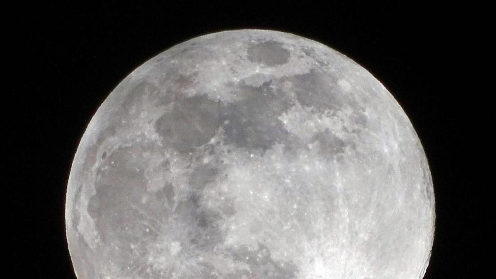 La superluna, vista desde A Coruña.