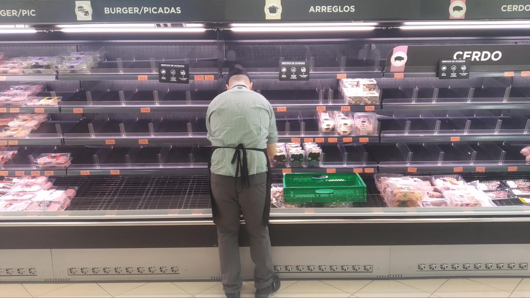 Un empleado de Mercadona reponiendo carne durante el estado de alarma. Victor Blanco /G3online