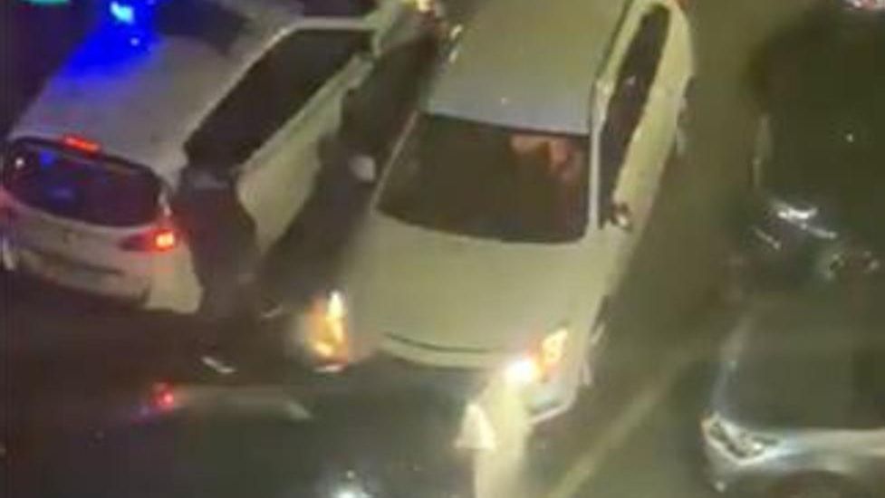 Detenido por estrellar su coche contra el de un policía.