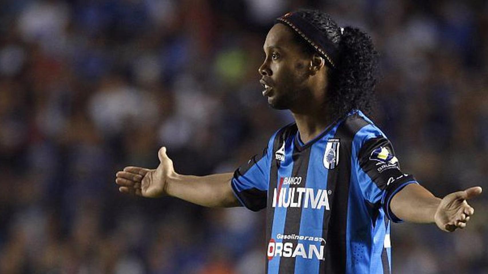 Ronaldinho, durante un partido con el Querçetaro
