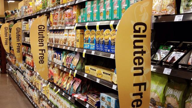 Un pasillo de supermercado con artículos sin gluten.
