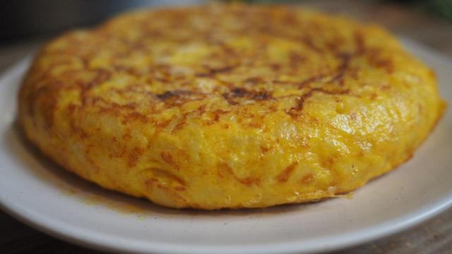 Una tortilla de patatas perfectamente redondeada.