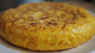 Una tortilla de patatas perfectamente redondeada.