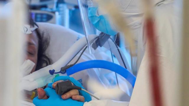 Personal de la UCI consuela a una paciente. EFE/JuanJo Martín