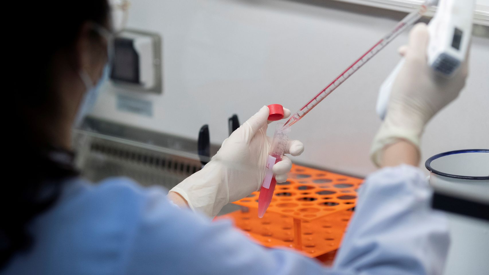 Una investigadora, en un laboratorio donde se estudia el covid-19.