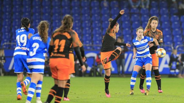 Athenea del Castillo intenta controlar un balón en el partido ante el Valencia.