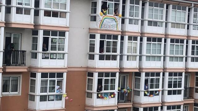 Imagen de uno de los edificios de Novo Mesoiro durante la fiesta de disfraces