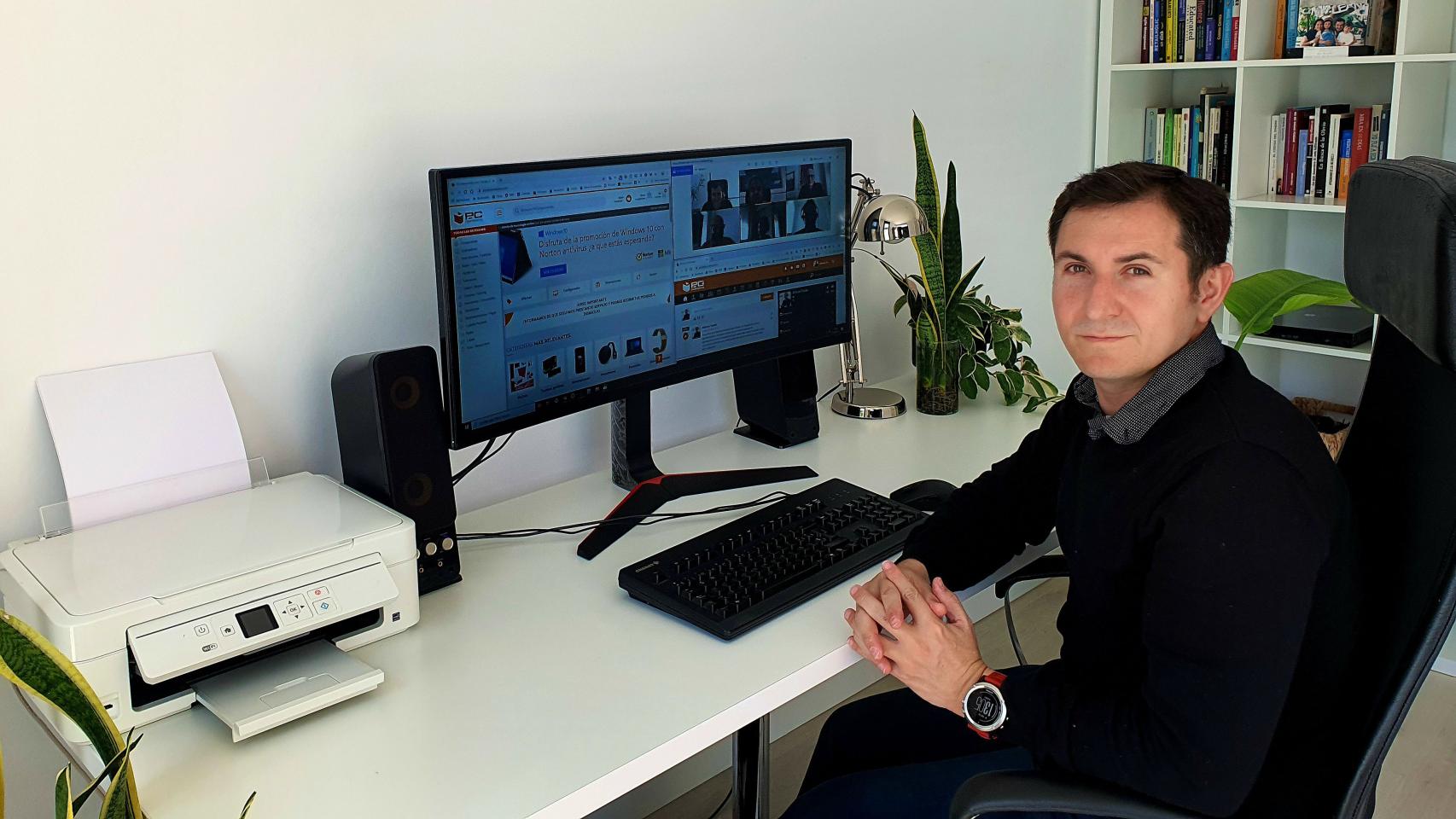 Alfonso Tomás, CEO de PcComponentes, teletrabajando en el despacho.