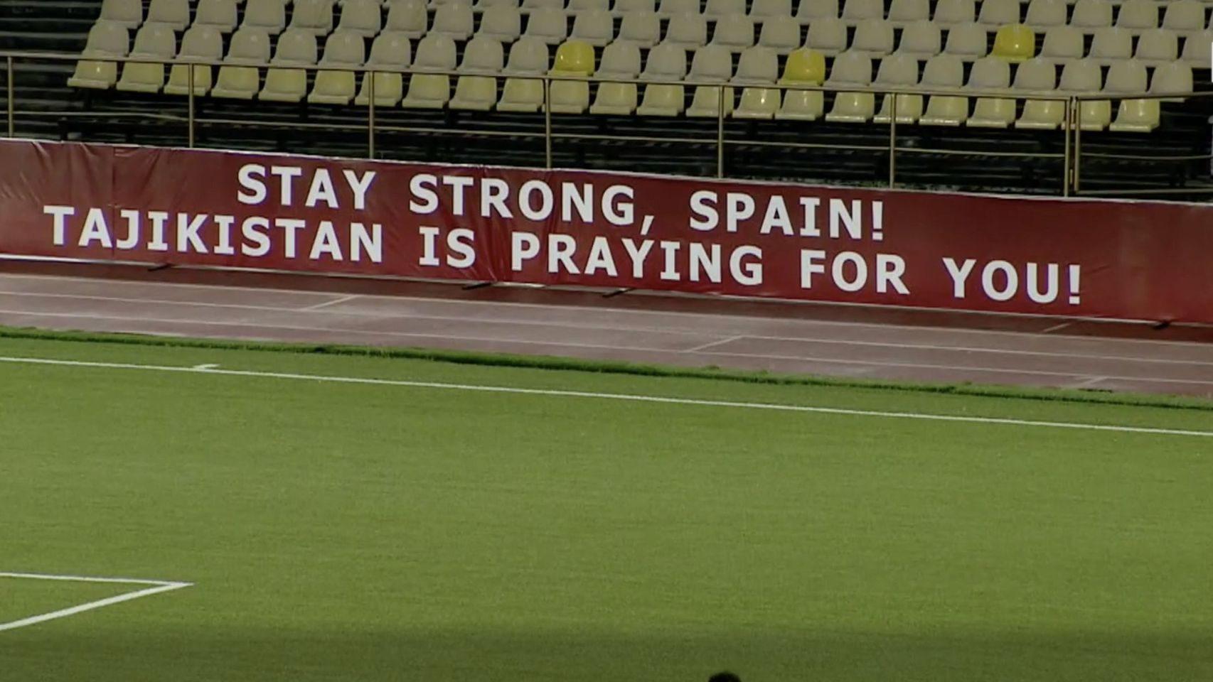 La publicidad en la liga de fútbol de Tayikistán manda un mensaje de ánimo a España