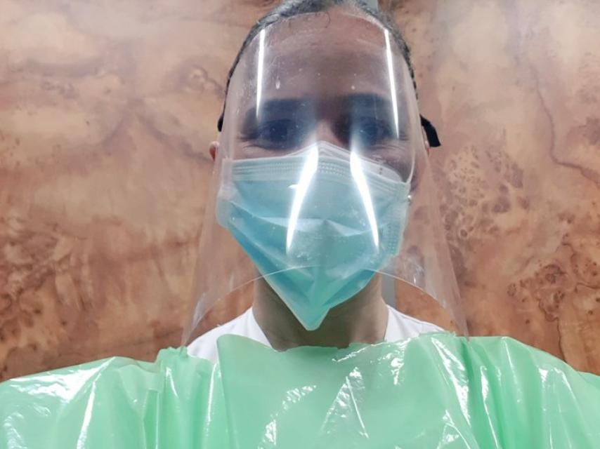 Esperanza Mendoza, con el traje con el que trabaja en la residencia