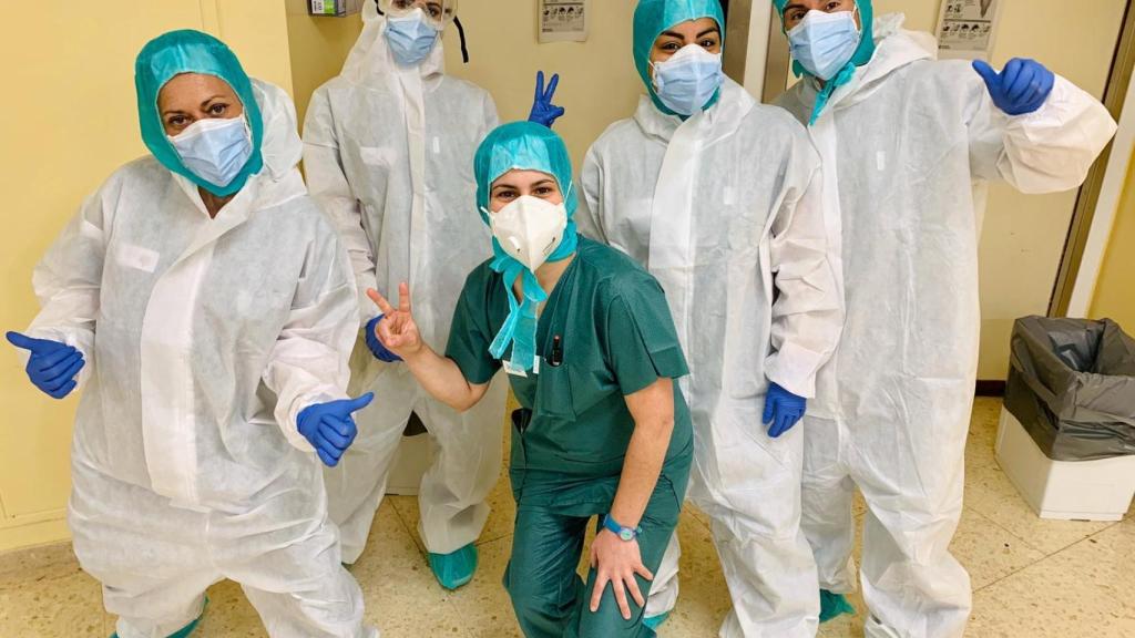 Sandra Bellver, junto a compañeros sanitarios