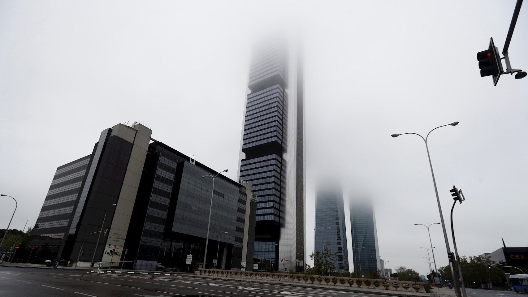 La niebla cubre el complejo de las Cuatro Torres de Madrid este Viernes Santo. EFE/Mariscal
