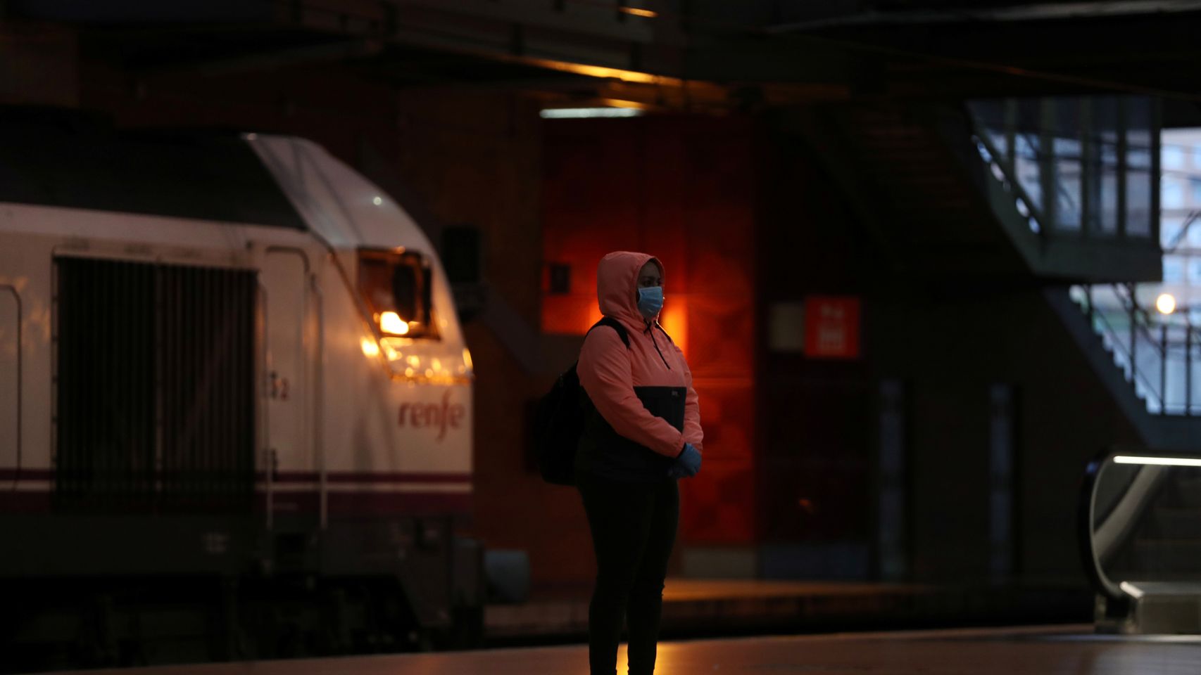 Una persona en el metro de Madrid.