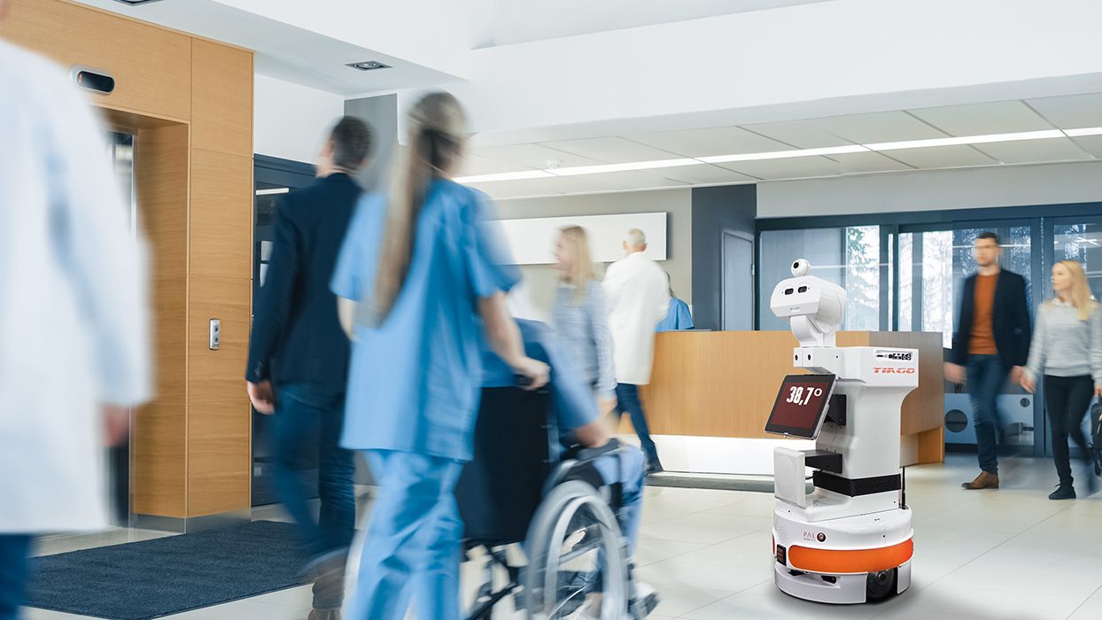 Uno de los robots de Pal Robotics, en la entrada de un hospital.