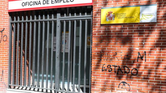 Rejas en las puertas de una Oficina de Empleo cerrada.